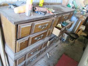 721948 dresser in garage ful...