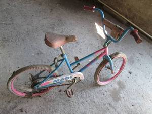 Huffy Maui girls bicycle, needs air...