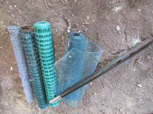 2 metal posts, 3 rolls plastic fenc...
