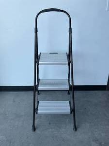 lot 21 image: Cosco Step Stool