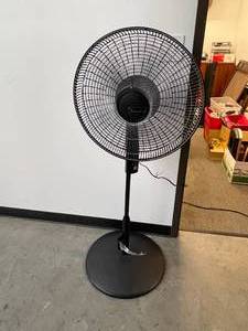 lot 27 image: Lasko Oscillating Pedestal Fan