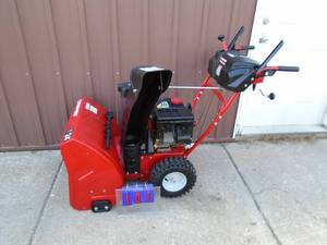 Troy Bilt 24 snow blower. Looks very little used if any at all. Tested & works. As shown. THIS ITEM HAS A RESERVE.