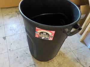 lot 90 image: 32 Gallon Trash Can...