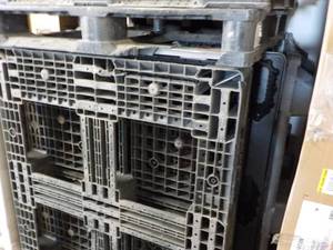 lot 392 image: 5 Plastic Pallets...