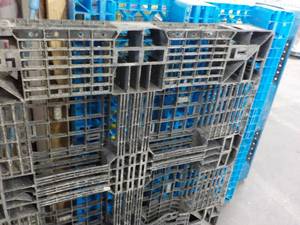 lot 393 image: 5 Plastic Pallets...
