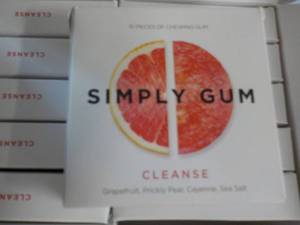 lot 10 image: Box of 12 - 15 pc Simply Gum Cleans...