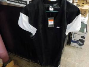 lot 43 image: 17 NIKE Football Tops size Large, ...