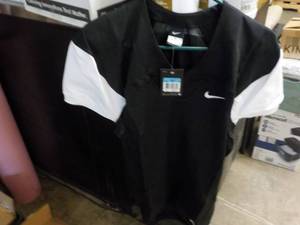 lot 44 image: 17 NIKE Football Tops size M, Blac...