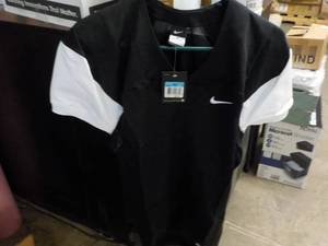 lot 45 image: 17 NIKE Football Tops size M, Blac...