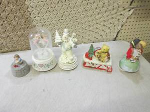 (BS) 5 Music Box Figures...