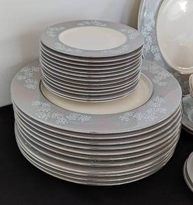 lot 42 image: Castleton Lace Dish Set