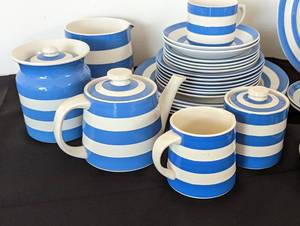 lot 43 image: Cornish Ware Blue and White Dish Set