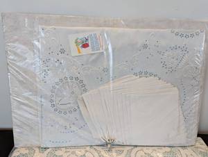 lot 47 image: Table Linens