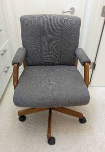lot 57 image: Lay-z-Boy Rolling Office Chair