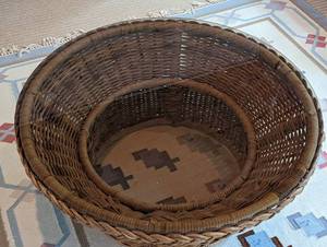 lot 21 image: Lovely Wicker Coffee Table