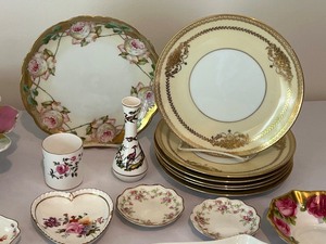 lot 35 image: Variety of Beautiful Vintage Glassware Items