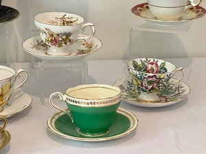 lot 36 image: Lovely Variety of Vintage Teacups with Saucers including Aynsley