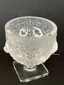 lot 11 image: Lalique Vase