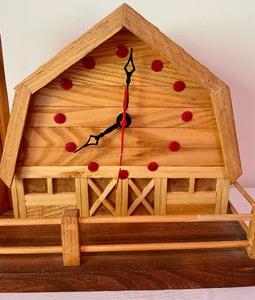 lot 93 image: Wooden Barn Themed Clock