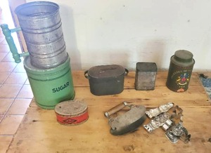lot 83 image: Vintage Kitchen Items
