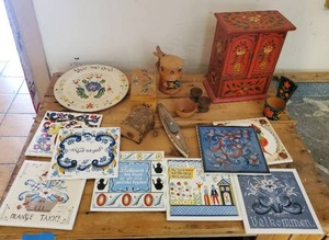 lot 85 image: Collection of Norwegian Rosemaling Wood Dcor Items