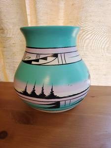 lot 114 image: Southwest Style Pottery Vase