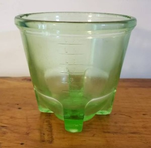 lot 142 image: Vintage Hazel Atlas Vaseline Glass Measuring Cup