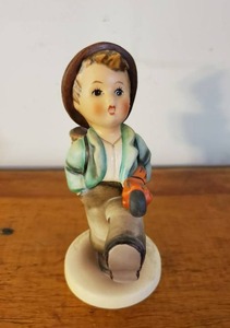 lot 233 image: Hummel Globe Trotter Figurine