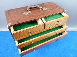 lot 35 image: Vintage Carpenters Tool Box