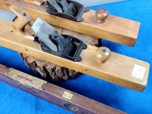 lot 32 image: (2) Vintage Woodworking Planers & Level