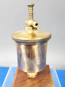 lot 95 image: Vintage Brass GB ESSEX Hit-Miss EngineOil Sight Glass