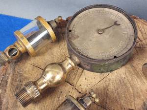 lot 285 image: (3) Hit-Miss Oil Sight Glasses & Pressure Gauge