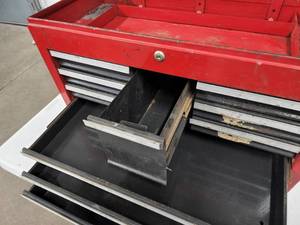 lot 2 image: Craftsman (9) Drawer Bench Tool Chest