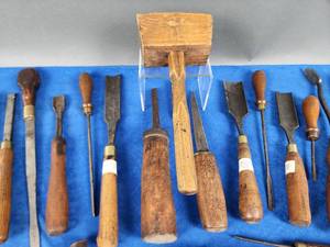lot 301 image: Assorted Vintage Woodworking Chisel Tools