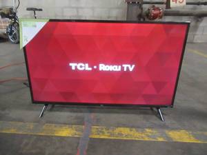 lot 19 image: TCL 40S325 40 Inch 1080p Smart LED Roku TV - With Remote.