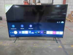 lot 20 image: SAMSUNG Curved 55 TU8300 Crystal UHD 4K Smart TV with HDR UN55TU8300FXZA 2020 - With Remote.