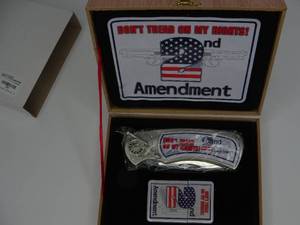 lot 154 image: Wood Box Knife wLighter 2nd Amendment