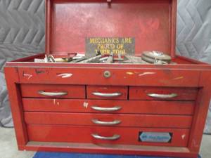 lot 3 image: LARGE RED TOOL CHEST