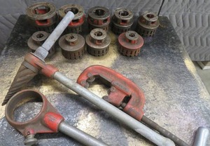 lot 15 image: LARGE  PIPE THREADERS & COMPLETE SET OF DIE HEADS