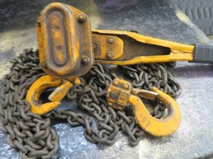 lot 16 image: 1 12 TON HOIST AND CHAIN