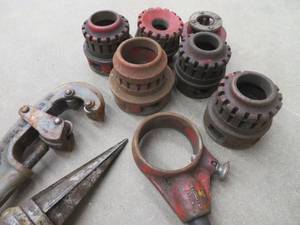 lot 23 image: LARGE  PIPE THREADER & PARTIAL SET OF DIE HEADS