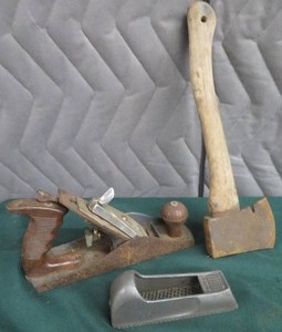 lot 29 image: 2 VINTAGE PLANERS & SMALL HATCHET