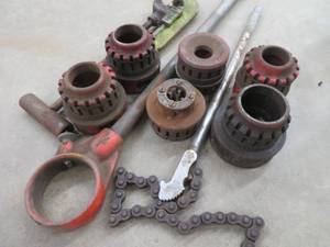 lot 32 image: LARGE  PIPE THREADER & PARTIAL SET OF DIE HEADS