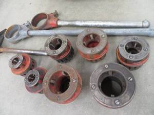 lot 33 image: LARGE  PIPE THREADER & PARTIAL SET OF DIE HEAD