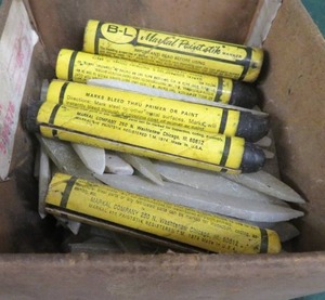 lot 54 image: BOX OF SANDSTONE & B-L MARKAL PAINTSTILE