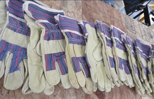 lot 60 image: 10 PAIRS OF WELDING GLOVES