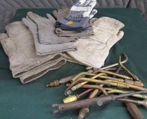 lot 72 image: 5 SETS OF GLOVES & MISC. WELDING TIPS