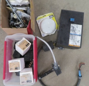 lot 75 image: BOX OF MISC. ELECTRICAL