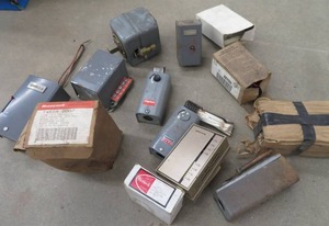 lot 81 image: MISC, BOX ELECTRICAL