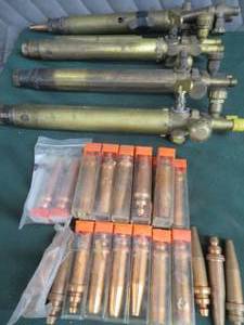 lot 86 image: BOX OF AIRCO MACHINE TORCHES & MISC. TIPS